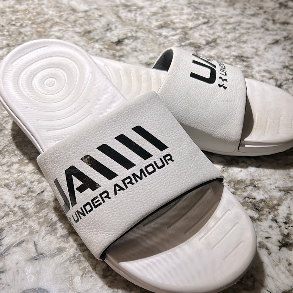 New without tags Mens Under armour Slides